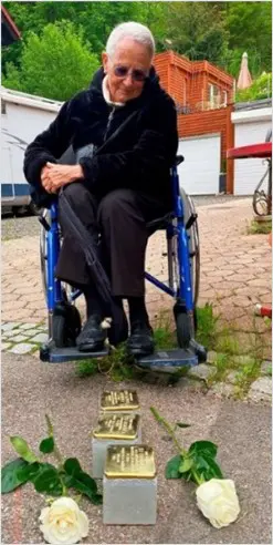 Die 87-jährige Dodi Fromson aus den USA beim Blick auf die Stolpersteine für ihre Eltern und ihre Schwester